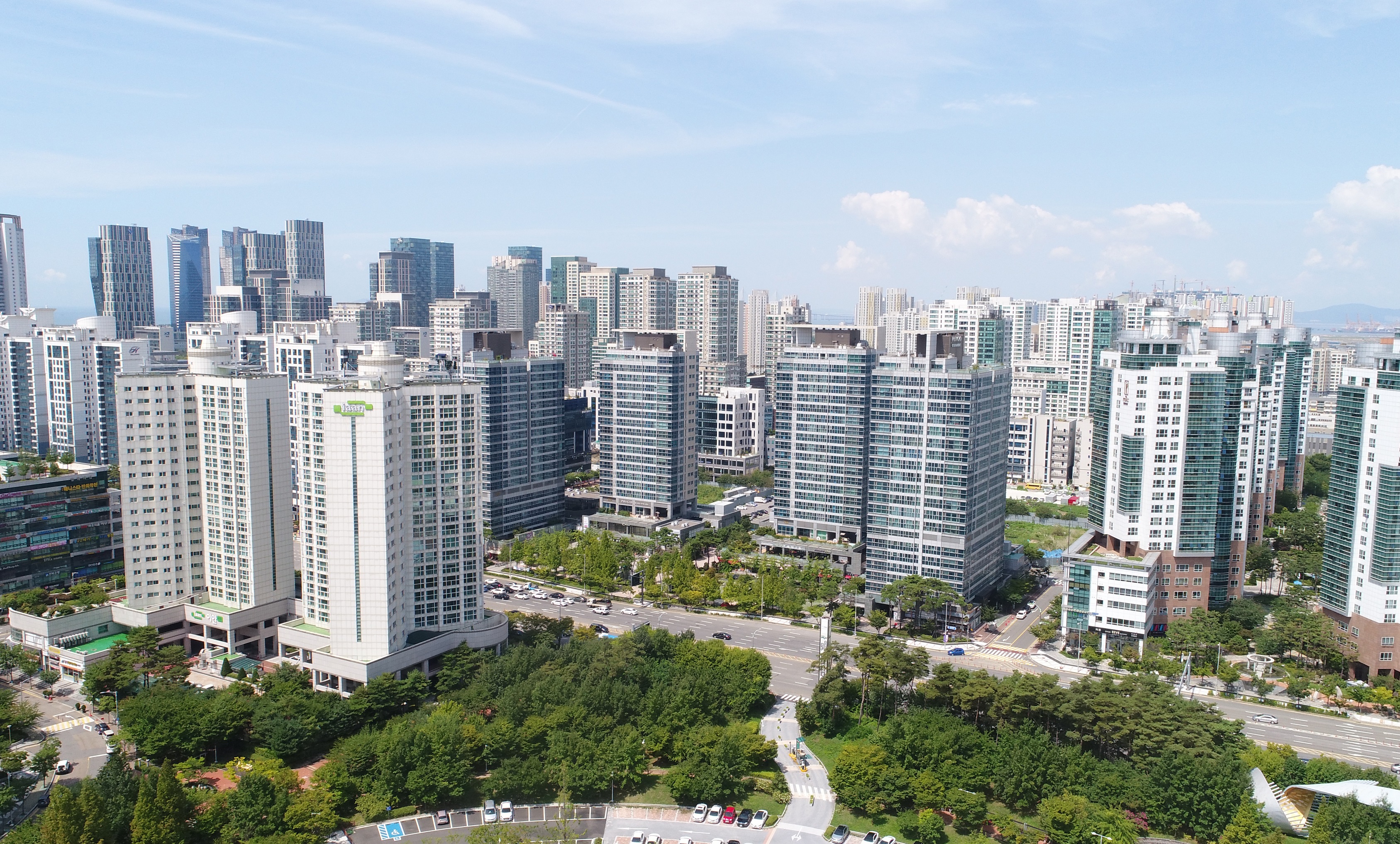 연수구가 전기차 화재로 인한 구민 안전과 불안감 해소를 위해 선제적으로 아파트 충전시설 이전 지원 등을 위한 구의회 원포인트 임시회를 열고 조례 개정과 함께 관련 예산을 확보했다